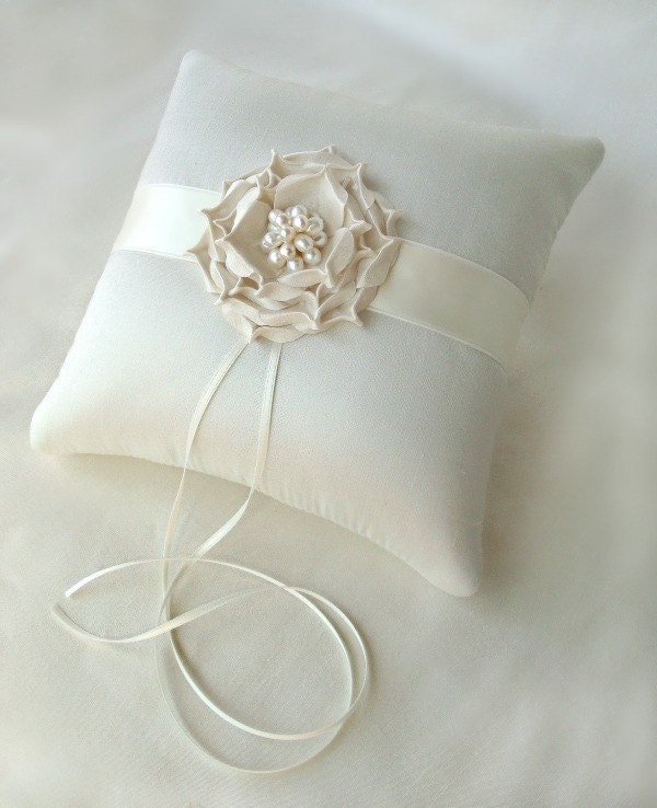Кэйтлин Роуз Шелковый Dupioni Pearl Ring цветы на предъявителя подушку