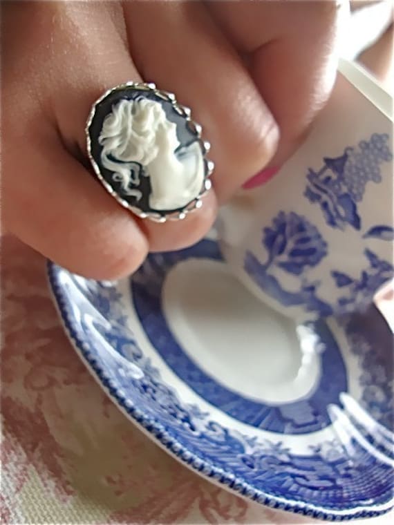 Noir Charlotte- Cameo Ring - Med