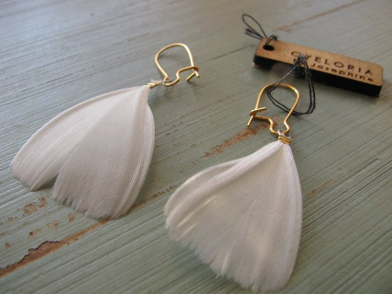 White, delicate feather earrings - Mia