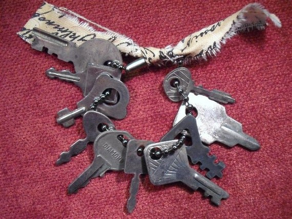 Things Look A Little Odd - Lot Of  10 Cool Small Vintage Keys - Lot 1
