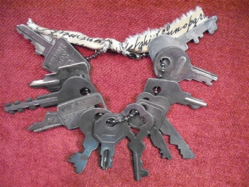 Things Look A Bit Odd - Lot Of  12 Cool Small Vintage Keys - Lot 3