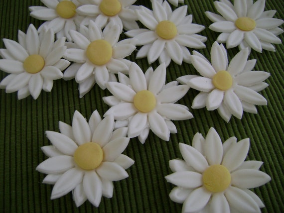 Gumpaste daisies for cakes and cupcakes