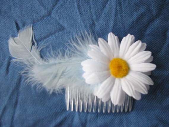 Haircomb with a daisy