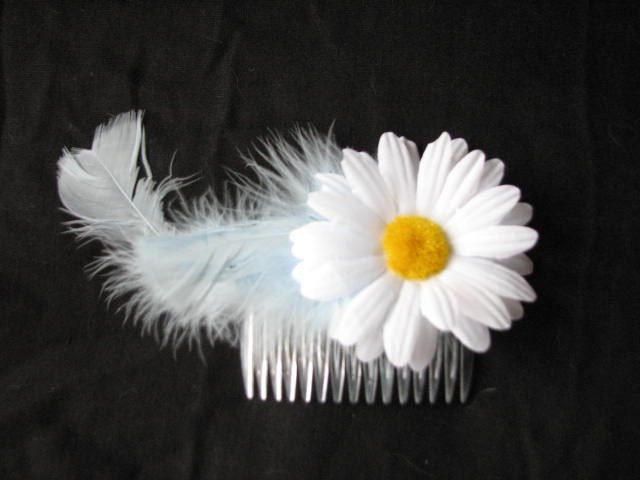 Haircomb with a daisy