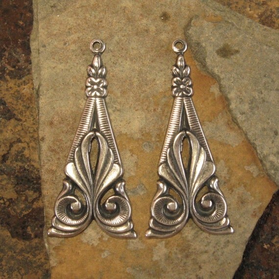 LOW SHIPPING 2 Antique Gold Tamar Deco Drop 15mm  x 34mm -  Trinity Brass