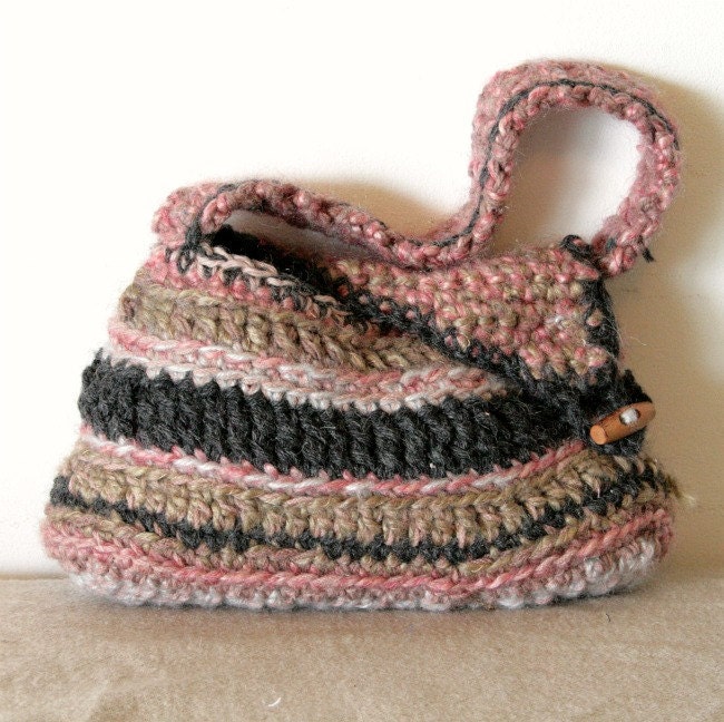 Crocheted handbag Vintage style pink and grey with wooden button