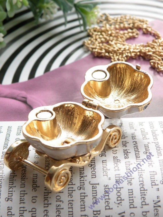 Pretty retro gold stereoscopic withe glaze can open Pumpkin car Carriage pendant necklace vintage style