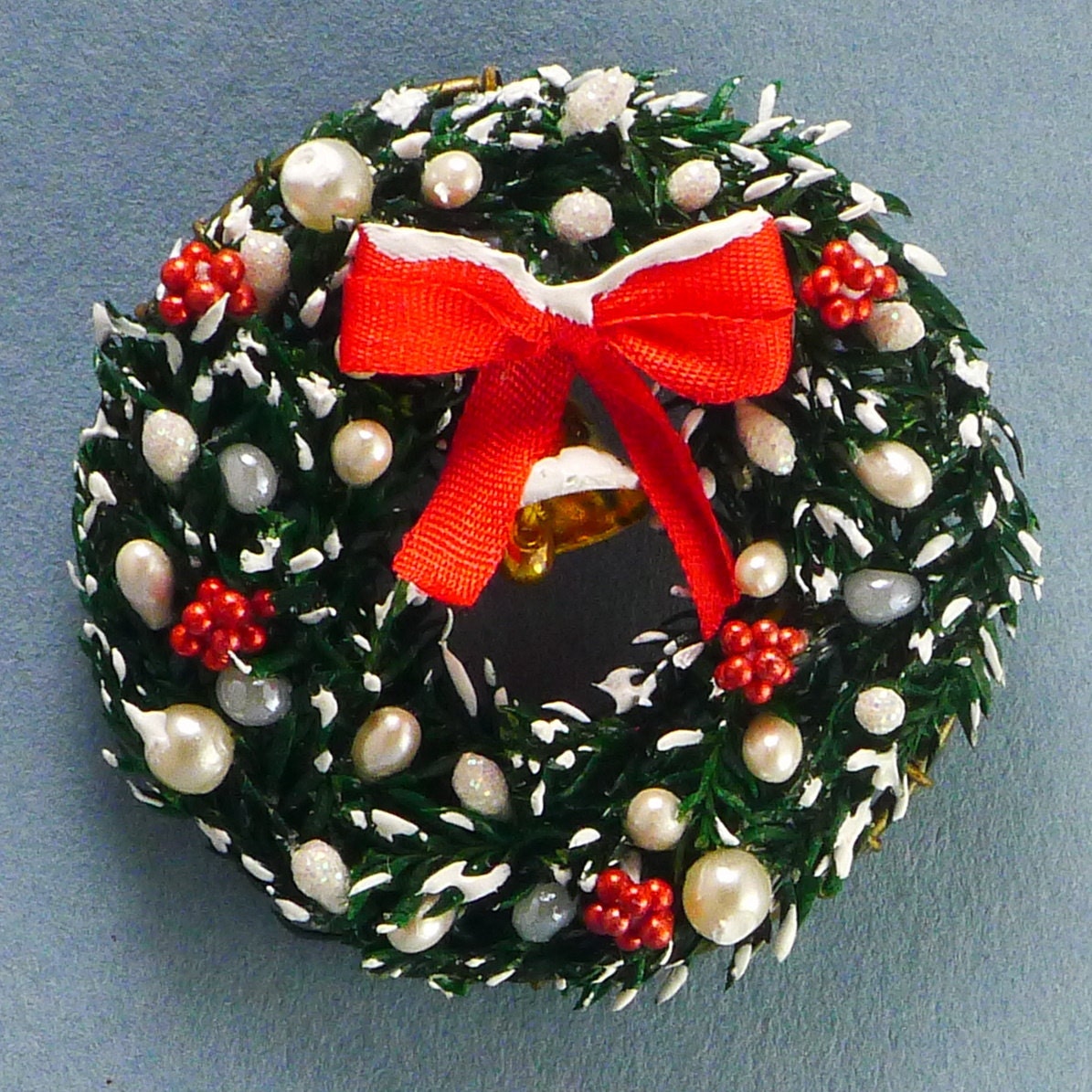 CDHM Artisan Monica Graham, IGMA Artisan of M-M-Minis, 1:12 scale Snowy Bell Christmas Wreath