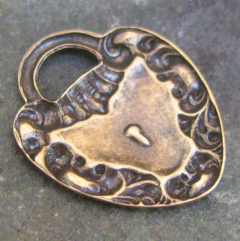 6 Antique Brass Victorian  Heart Locket for Key Jewelry Finding 1301