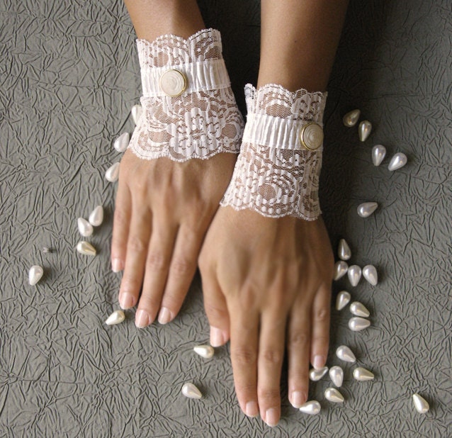 Delicate bridal  lace cuffs lace mittens gloves