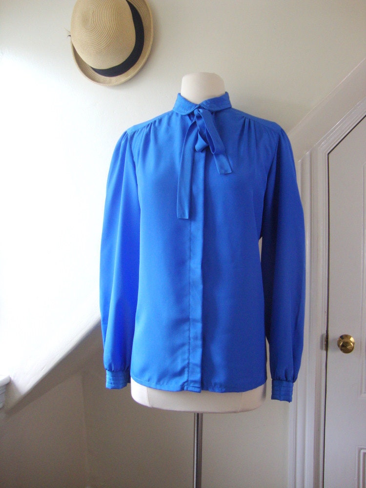 sky blue blouse with bow tie collar / 1970s / m/l