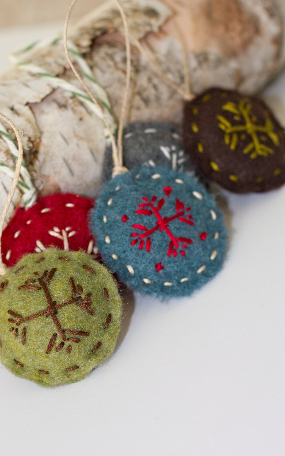 Round Stitched Ornament/Gift Embellishment : Complete Set of 5