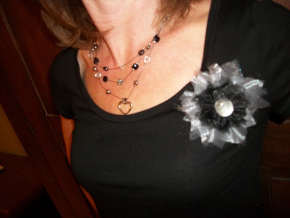 Lisa - Black and Sliver Flower PIn