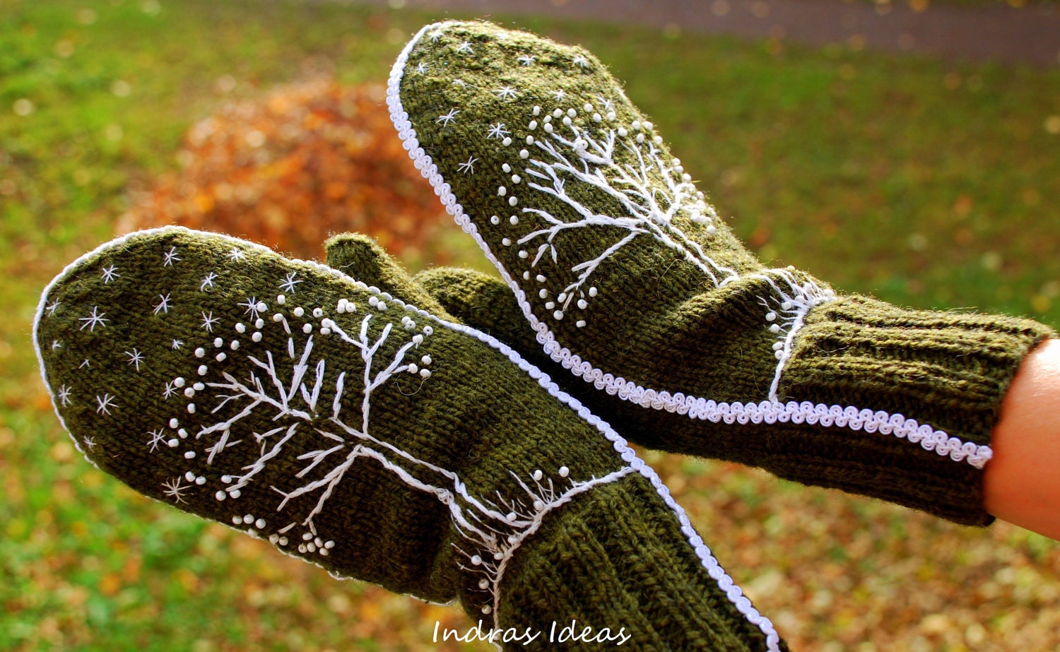 Green winter style mittens - warm and beautiful