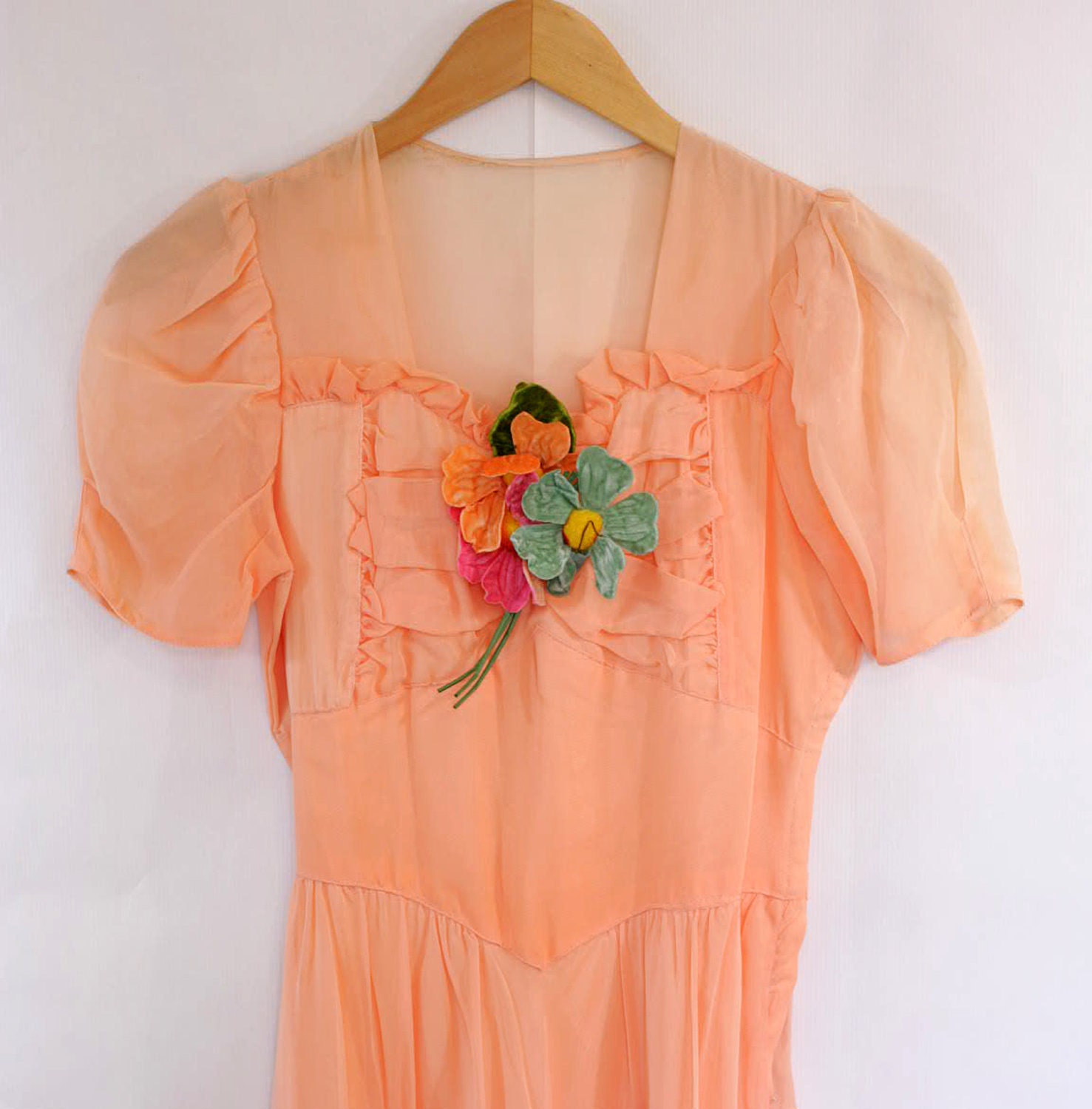 30s Peach Gown / Multi Color Flower Appliques