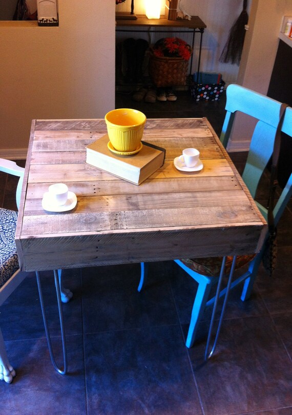 Regenerado Pallet Barnwood Bistro, Café, espacio de cocina tipo loft de la ciudad en el listado de las piernas cerradas escritorio