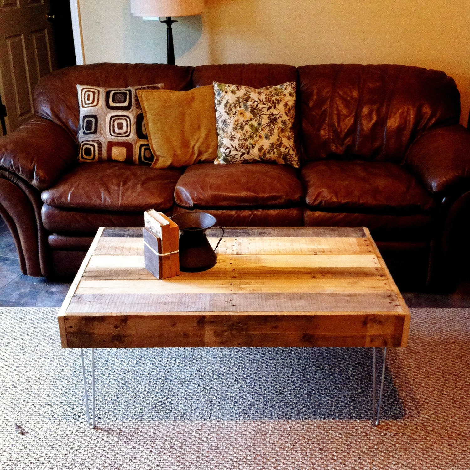 Madera recuperada Barnwood Mesa de café con la horquilla de acero de las piernas-upcycled reciclado y moderno