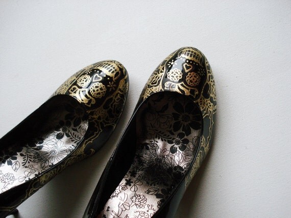 Hand Painted Heels - Gold Day Of the Dead, black round toed court shoes - UK 10/ US 12 / EU 44 - Kezbirdie
