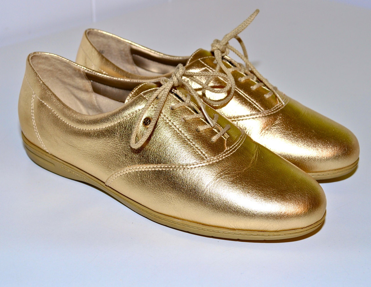 GOLD Lightweight 1980s Sneakers Shoes Trainers Sporty and Shiny Ladies sz 8 Excellent Condition Like Keds