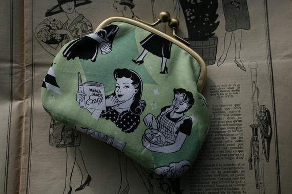 Retro vintage 1950s style  kiss lock coin purse