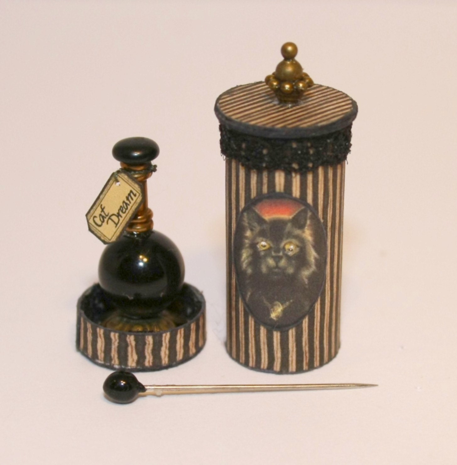 CDHM Artisan Manuela Herbst of Scarlett's Zauberhafte Miniaturen dollhouse miniature halloween, witch box 1:12 scale
