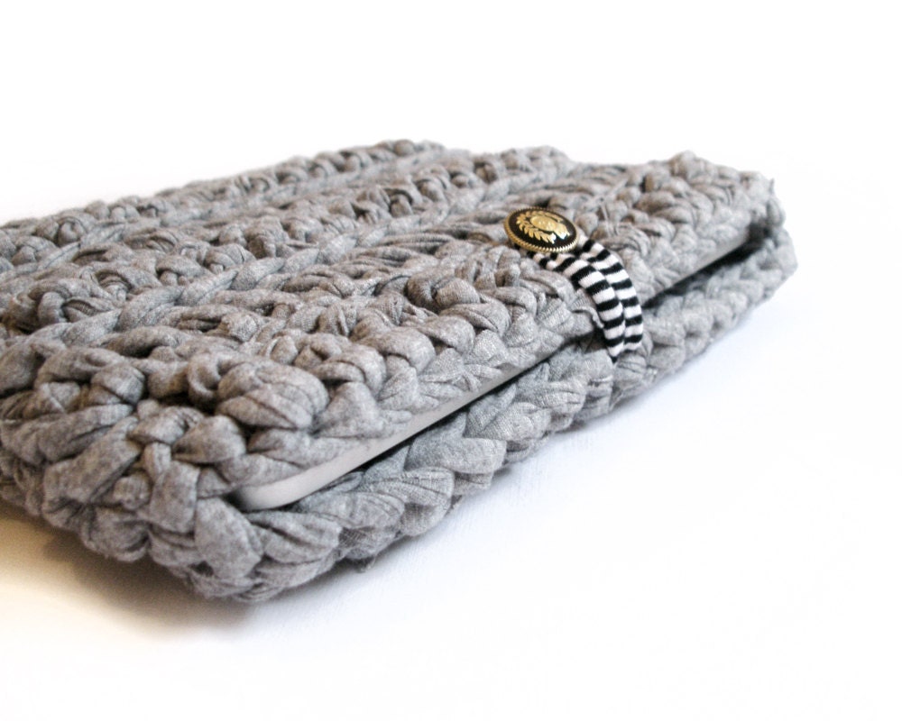 iPAD sleeve in Grey Crochet with vintage button