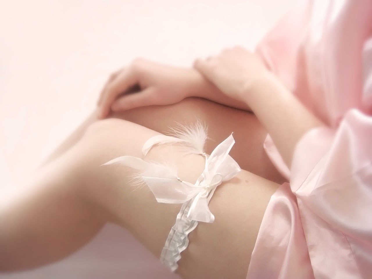 Bridal's white feathers and organza wedding garter made of satin 