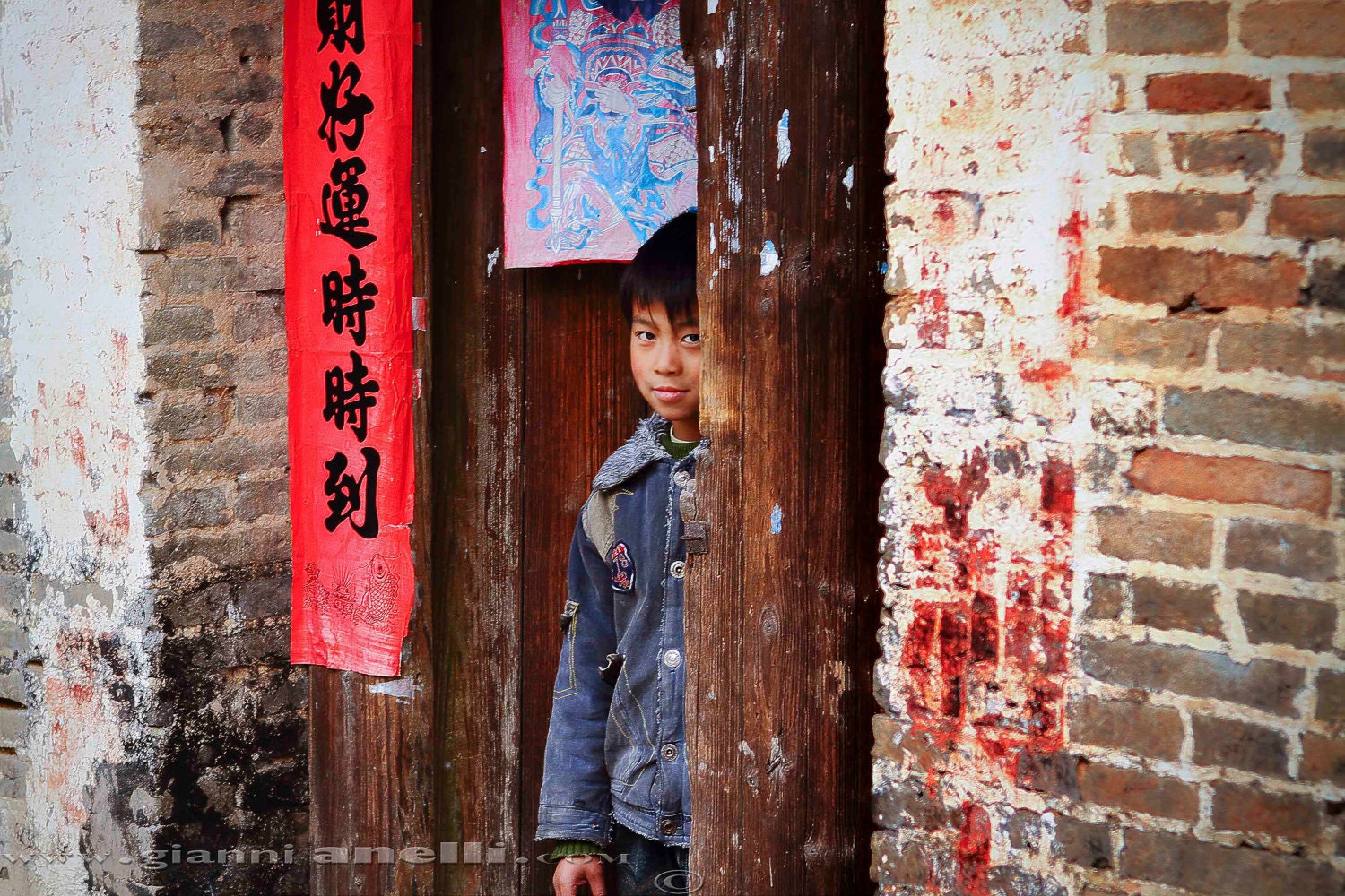 Boy at the door. Xin Zai, China 2011. 16x11