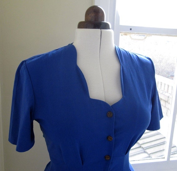 1980s royal blue fitted scalloped neckline dress, small