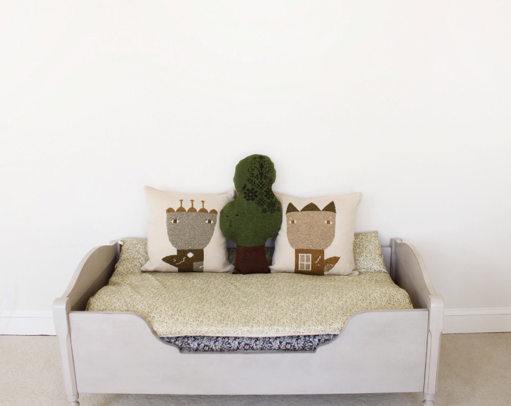 Decorative Pillow -Flower Queen - soft knitted pillow - cream,green, 18x18, includes insert