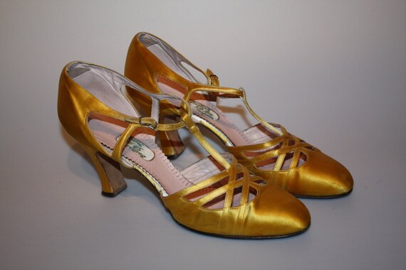 Let Yourself Go - Early to Mid 1930s Gold Silk T-Strap Dance Shoes 7.5/8