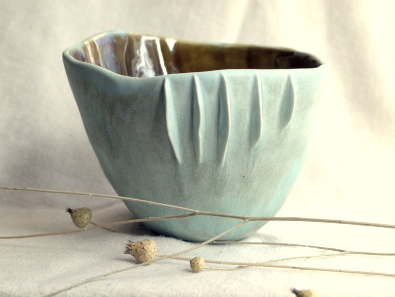 Seaside - Porcelain bowl with sculptural details.