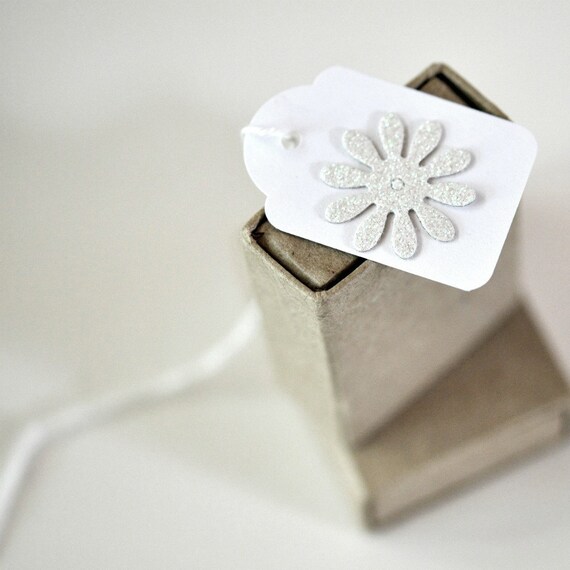 12 White Glittery Daisy Mini Tags Threaded White