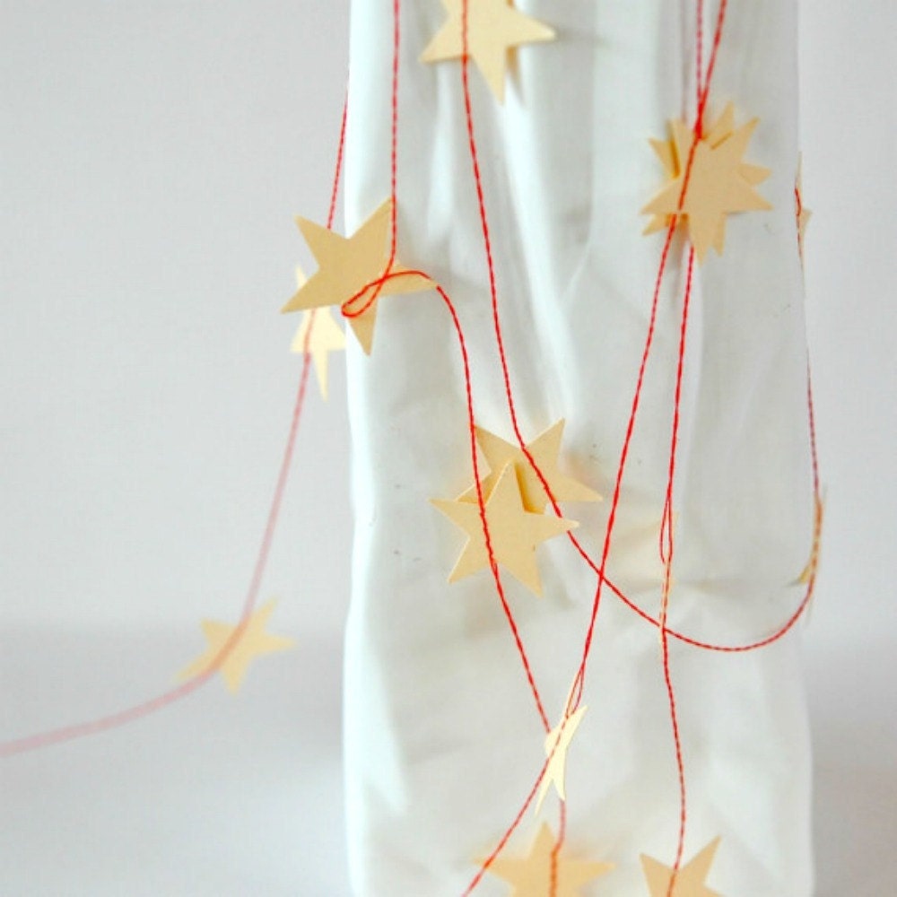 Vanilla Manilla Red Stars Paper Garland
