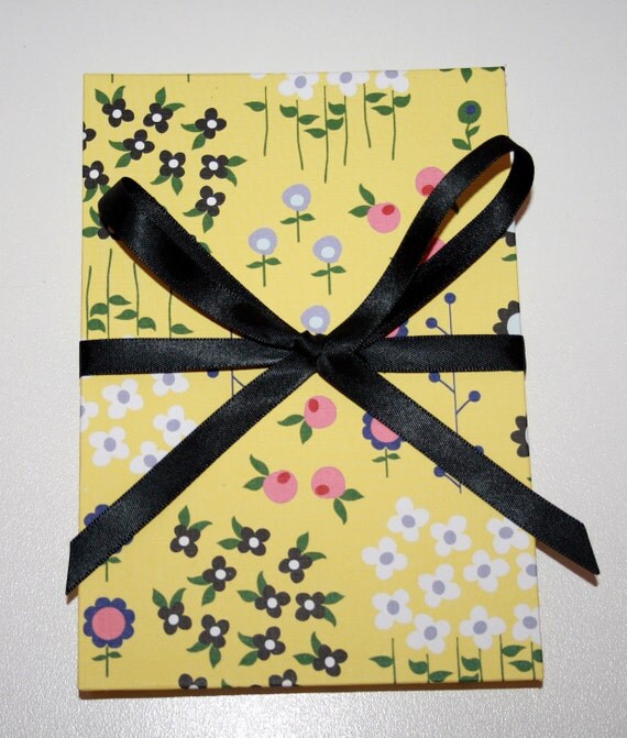 BRAG BOOK Photo album 6" x 4" photos - Yellow with Flowers