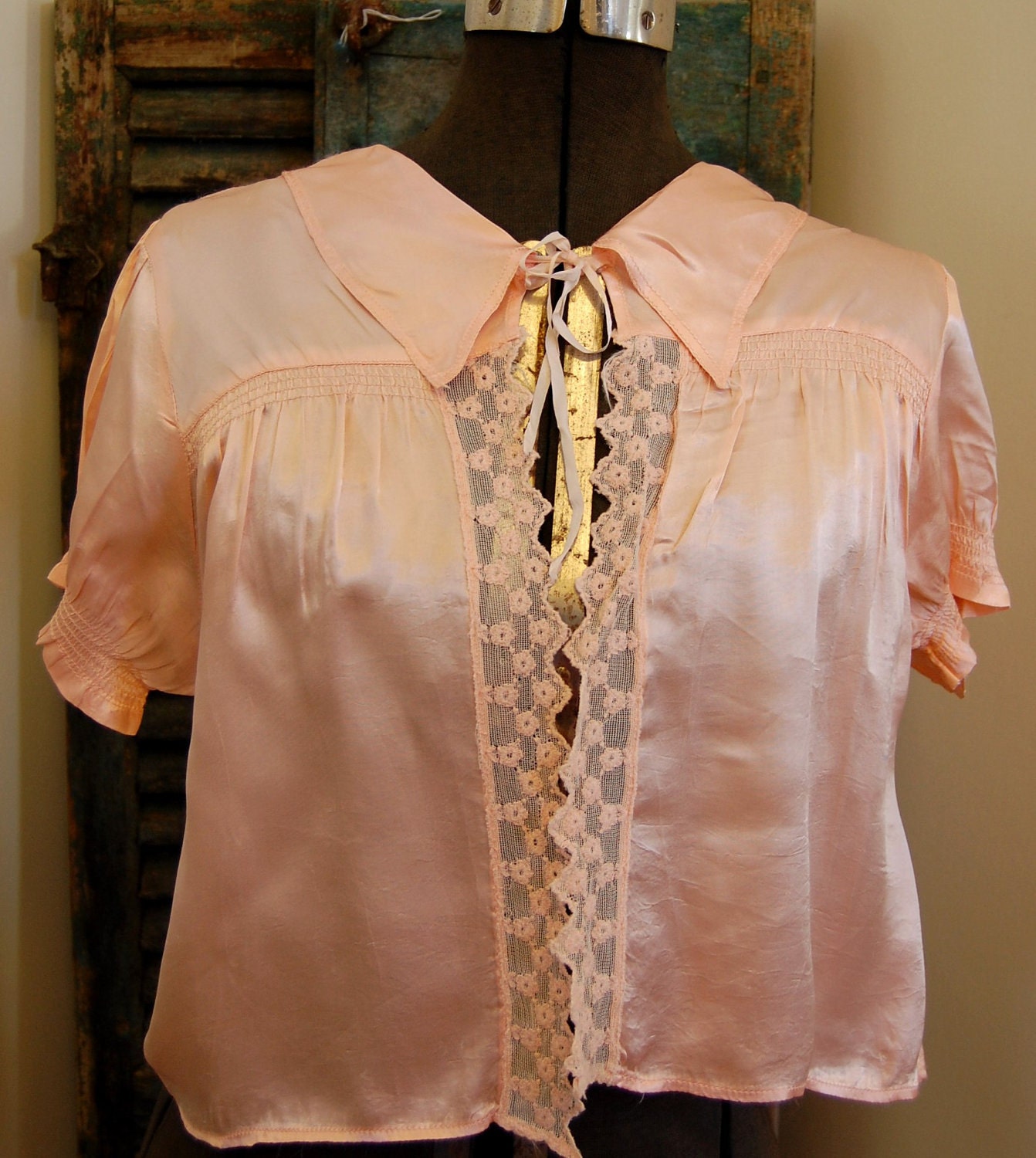 Vintage Women's Blush Pink Satin Bed Jacket with Collar and Lace Trim 1940s 1950s