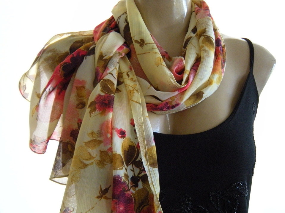 Scarf with flowers in gold and pink