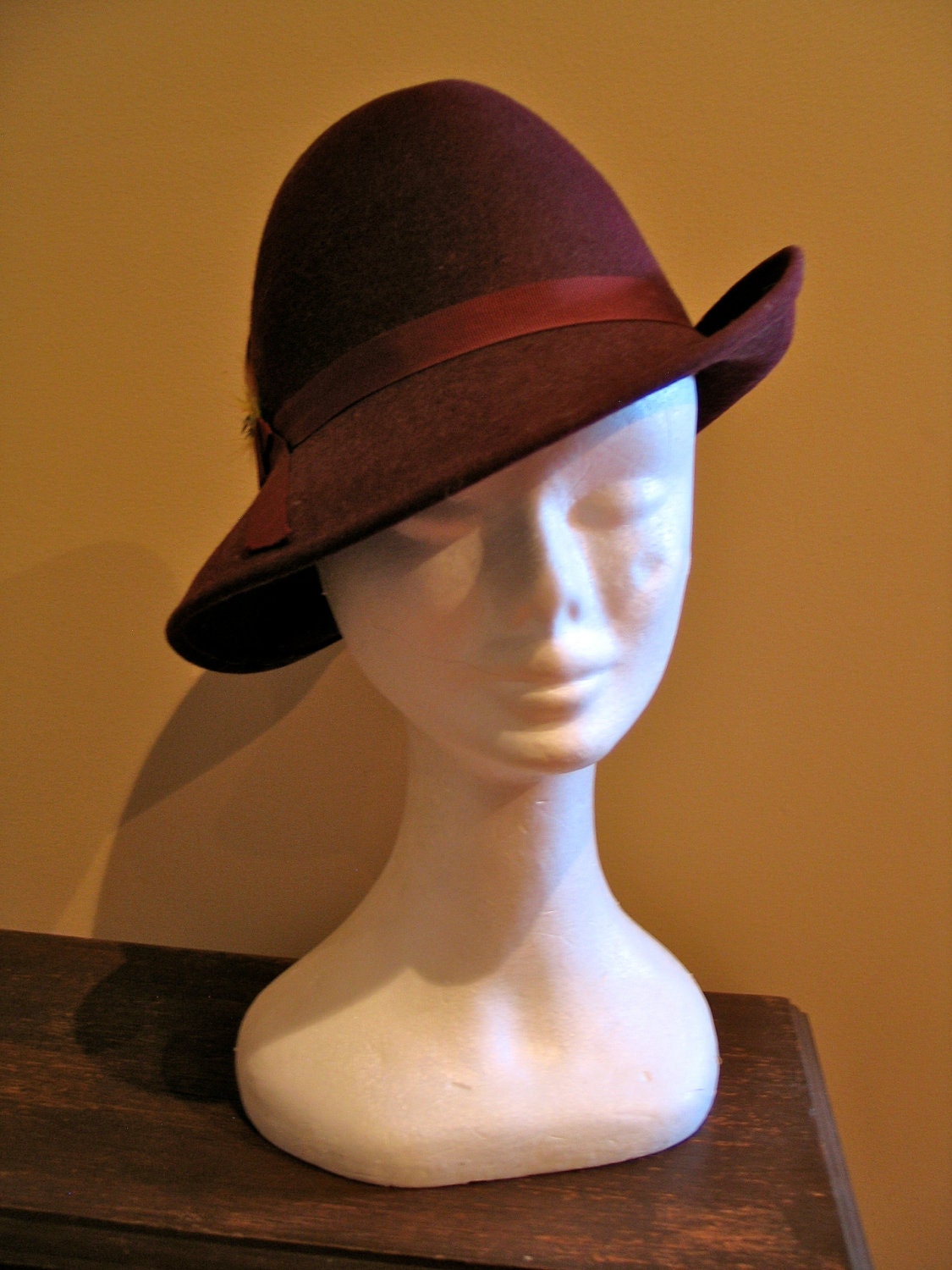 Vintage 1940s Ladies Burgundy Fedora Hat with Feather