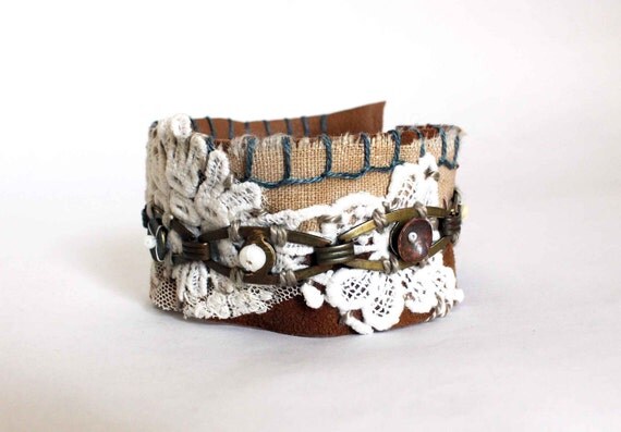 Bracelet Gitane - pièce unique dentelle laiton brodés sur cuir - écru sur camel bleu