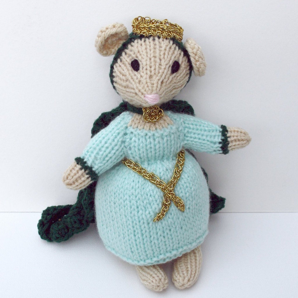 Queen Mouse, Royal Mouse Doll, Queen Mother, Hand Knit Toy, Knit Mouse, Fantasy Play, Ready to Ship