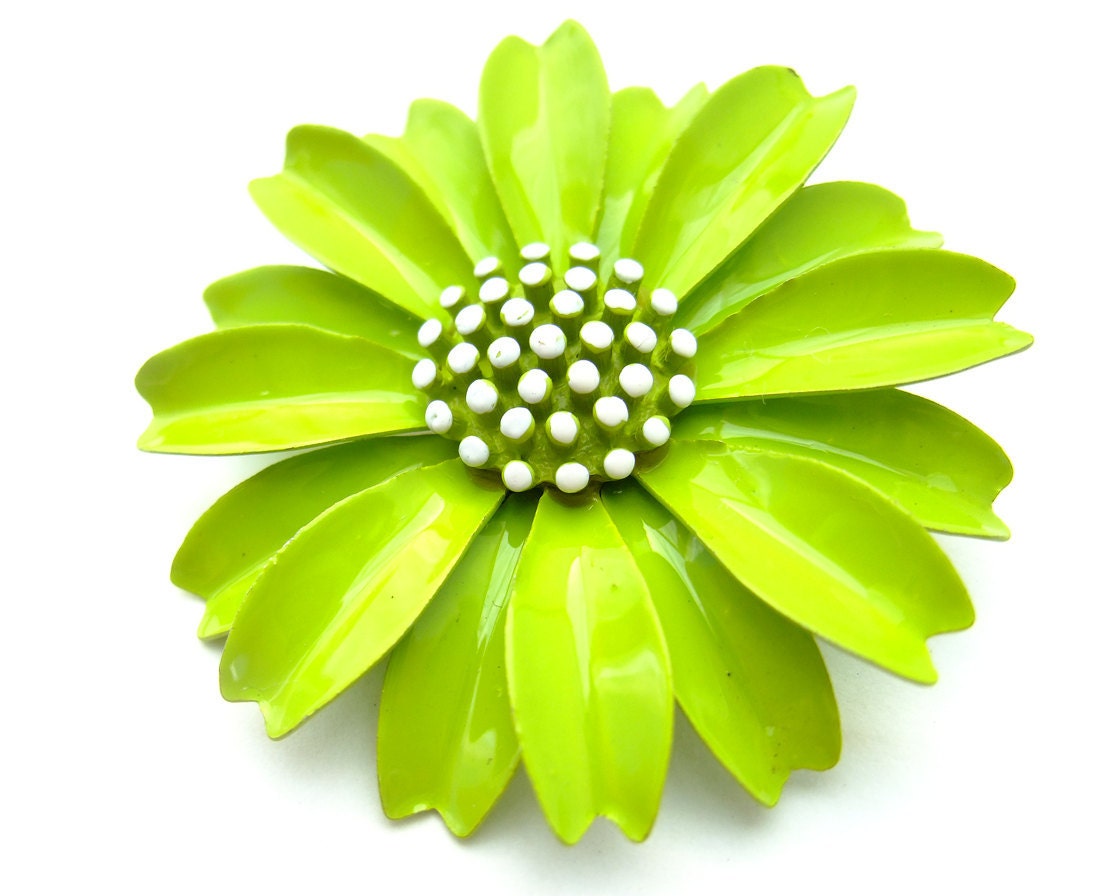 Vintage Daisy Flower Pin Broach Lime Green by mysweetiepiepie Vintage Daisy Flower Pin Broach Lime Green by mysweetiepiepie
