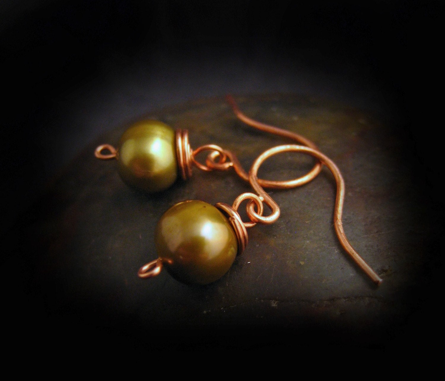 TINY PEARL DROPS (sage) earrings of freshwater pearls and copper wires
