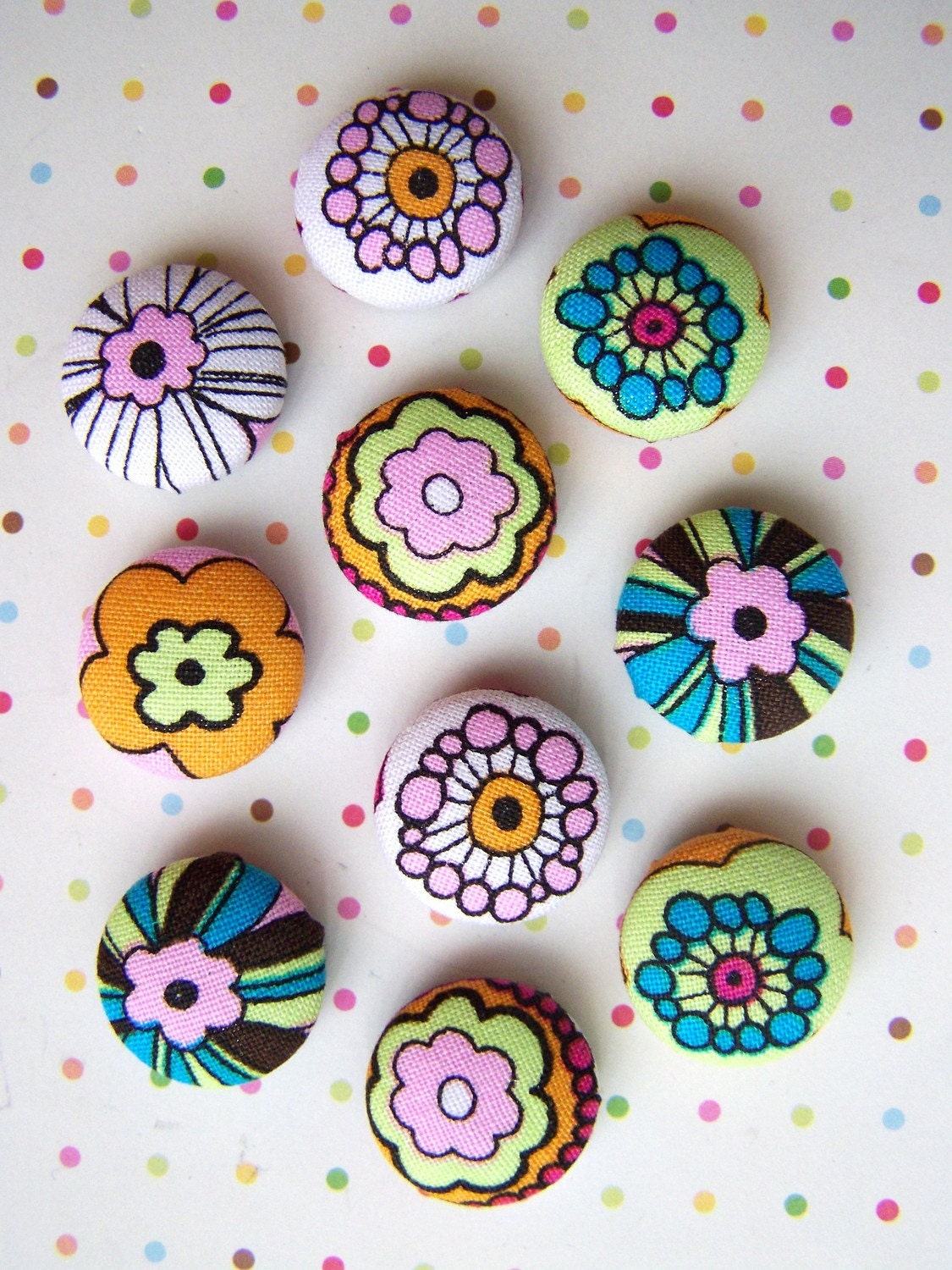 retro flower magnets ... made with fabric covered buttons