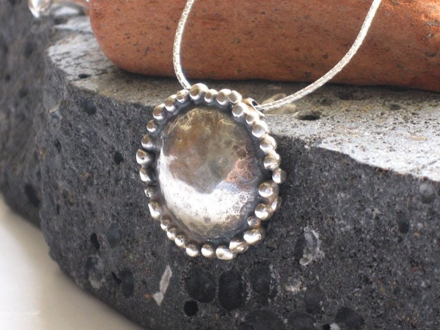 Pendant dome necklace with granules
