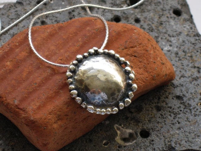Pendant  dome necklace with granules