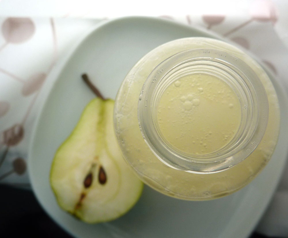Huggy Pear - body wash pampering pear champagne liquid soap shower gel plus beautiful postcard