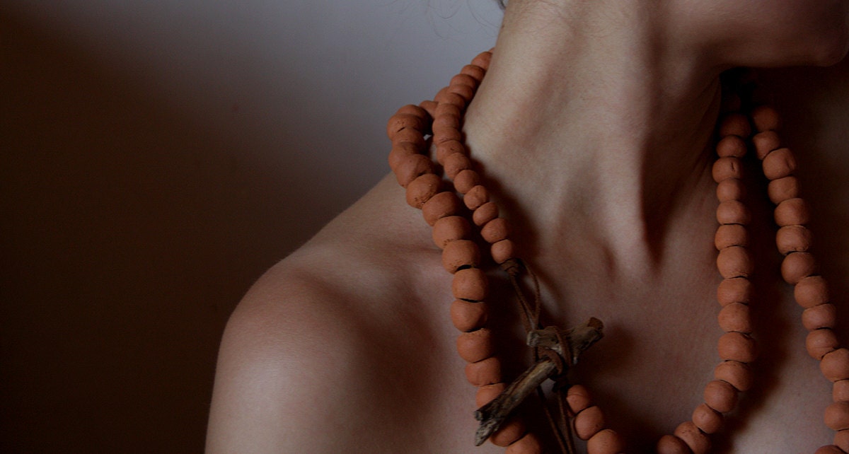Versatile terracotta statement ceramic necklace - Threaded memories