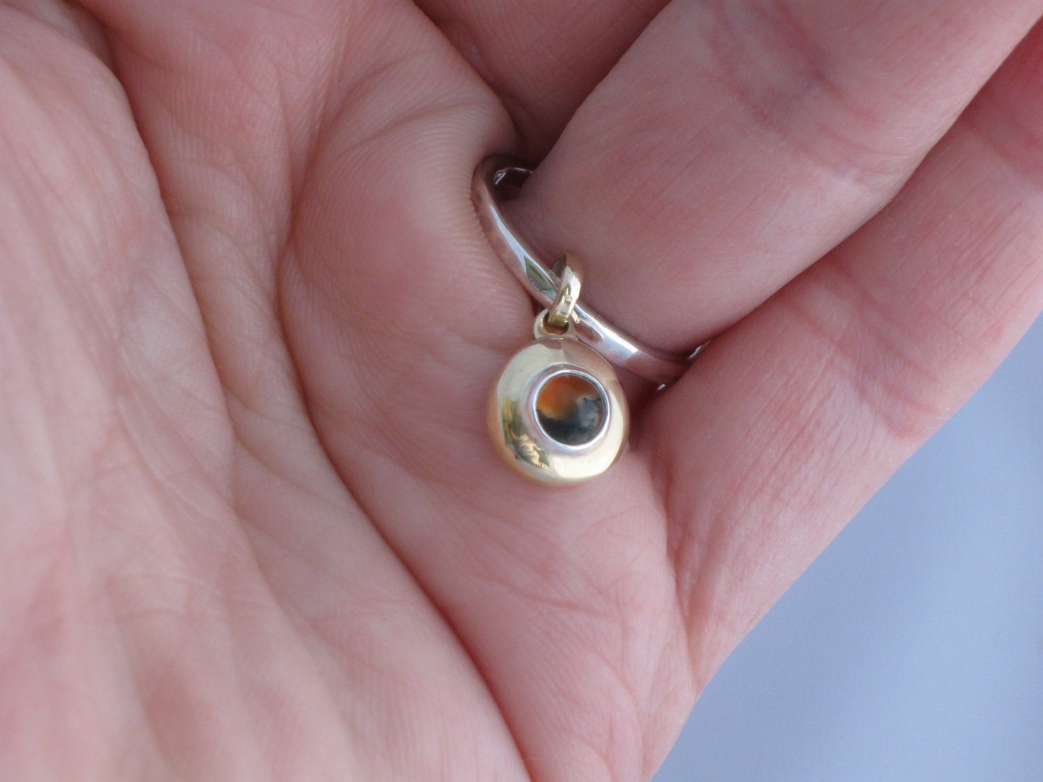 9ct yellow gold and sterling silver cham ring with 5mm round cabochon moss agate.