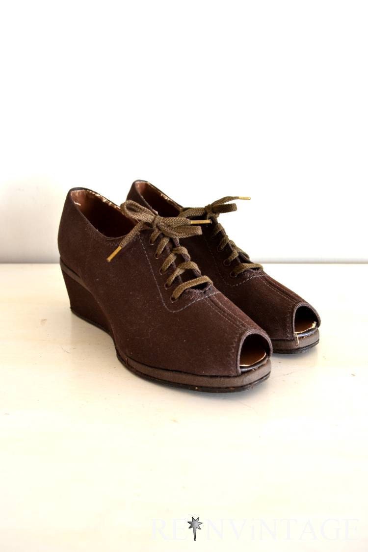 vintage 1940s shoes - 40s army brown wedge heels / lace up deadstock