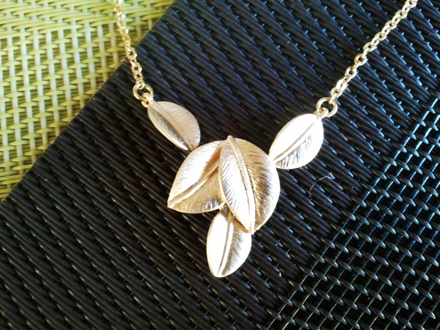 Five Leaves Pendant Gold Neckalce